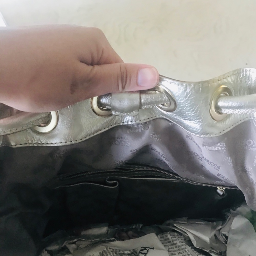 Michael Kors bag. - Picture 6 of 8